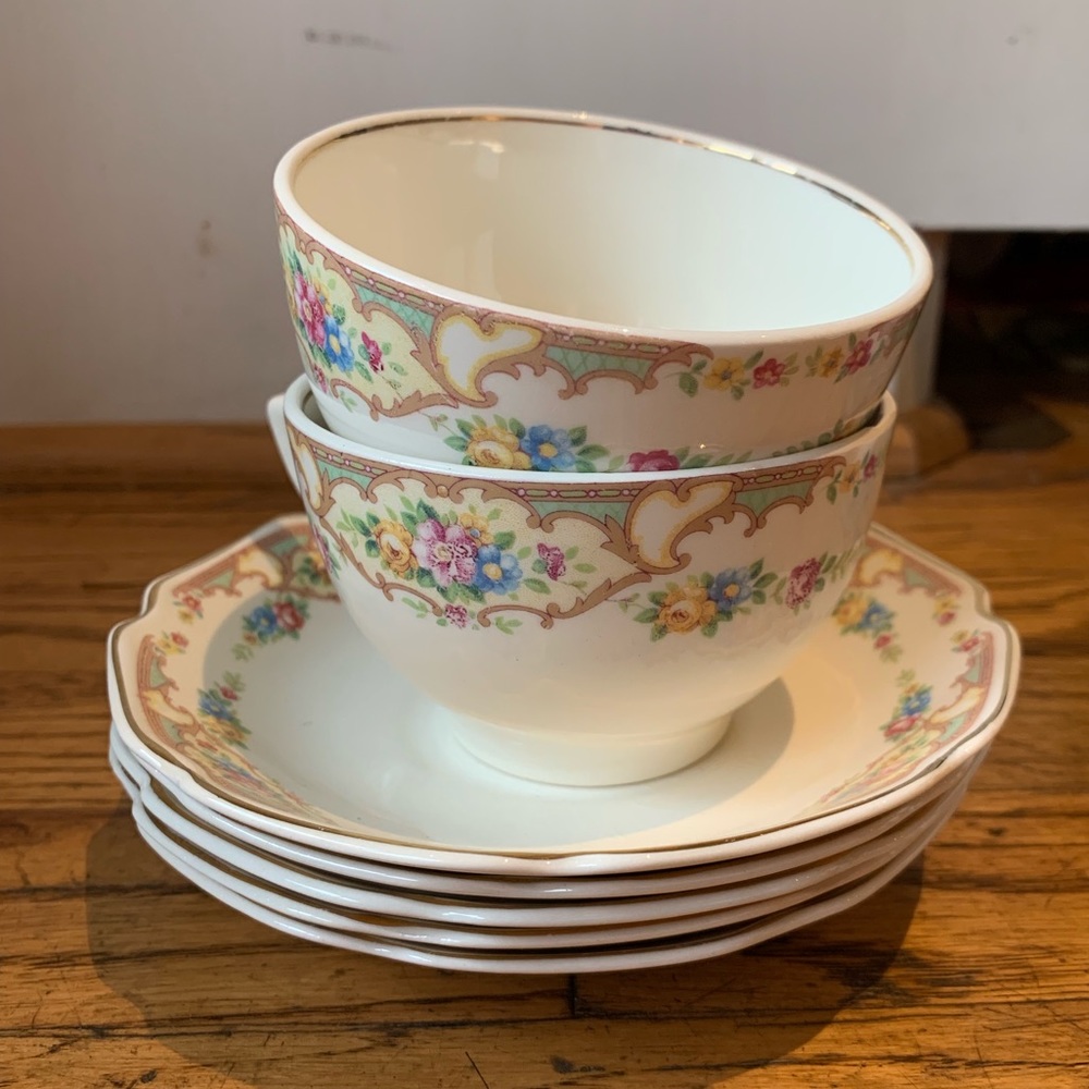 Set of 2 tea cups and 5 saucers